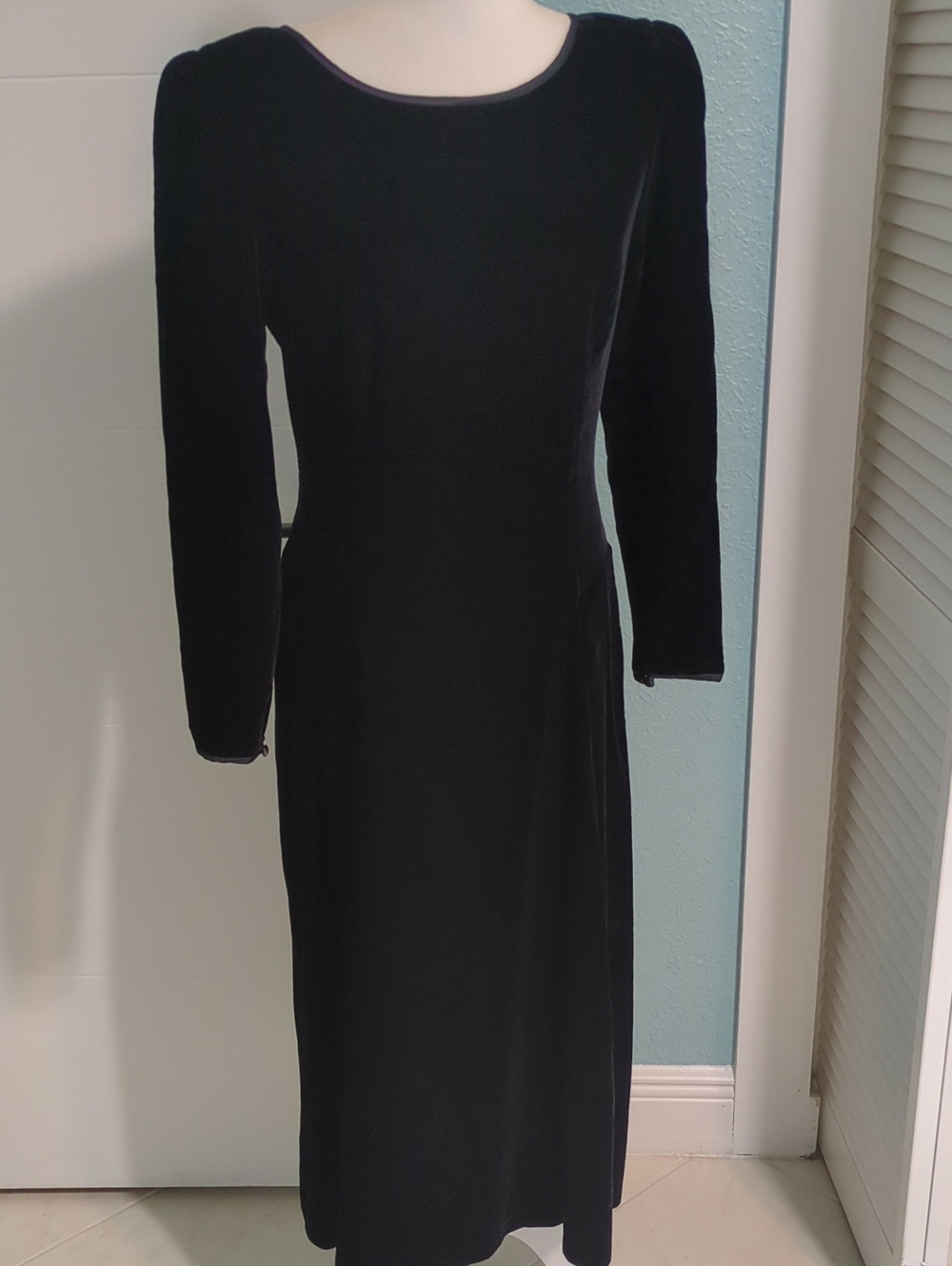 Maggy London Vintage Black Long Sleeve Velvet Midi Dress Sz 8 Victorian Witchy
